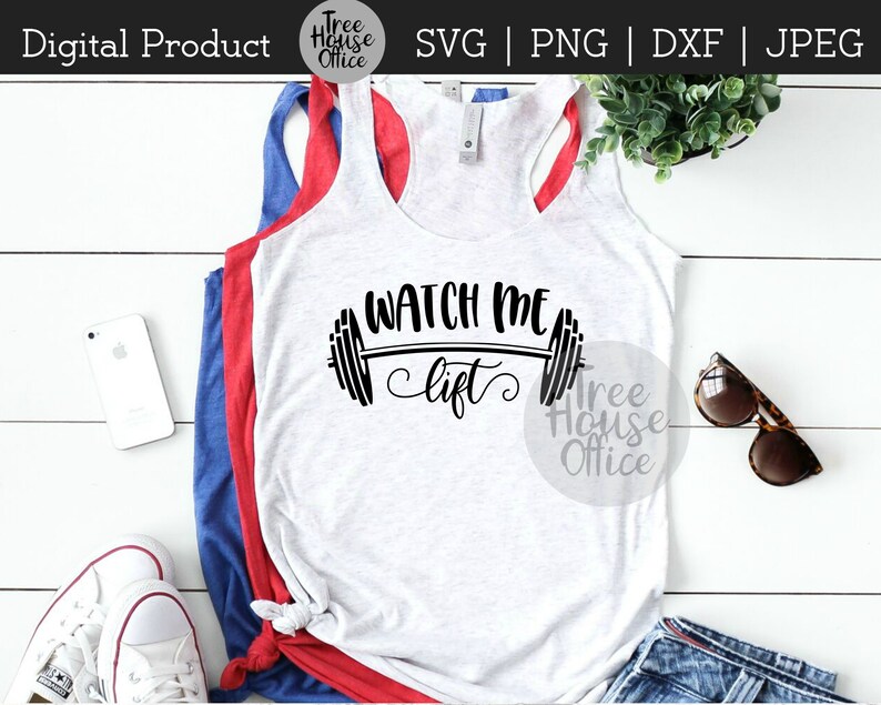 Puede incluir: Una camiseta sin mangas blanca con el texto "WATCH ME lift" en letras negras con un gr&aacute;fico de barra de pesas. La camiseta sin mangas est&aacute; sobre una superficie de madera blanca con unas gafas de sol, un tel&eacute;fono m&oacute;vil y un par de zapatillas blancas.