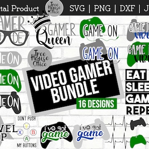 Puede incluir: Una descarga digital de 16 diseños con temática de videojuegos. Los diseños incluyen frases como "Game On", "Gamer Queen", "Level Up" y "Eat Sleep Game Repeat". Los diseños están en negro, blanco, verde y azul.