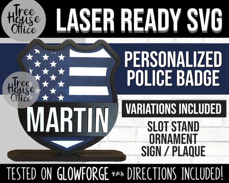 Pu&ograve; includere: Un design di distintivo della polizia tagliato al laser con una bandiera americana, il nome "MARTIN" e il testo "DISTINTIVO DELLA POLIZIA PERSONALIZZATO". Il design &egrave; disponibile in diverse varianti, tra cui un supporto a fessura, un ornamento, un cartello e una placca. L'immagine include anche il testo "LASER READY SVG" e "TESTED ON GLOWFORGE*** DIRECTIONS INCLUDED!"