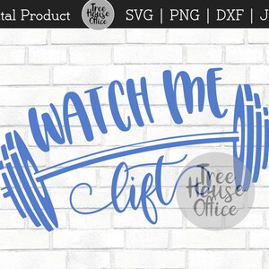 Puede incluir: Descarga digital azul de una barra de pesas con el texto "WATCH ME lift" sobre un fondo de ladrillo blanco.