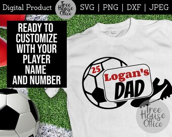 Könnte beinhalten: Weißes T-Shirt mit einem Fußball-Motiv. Das Design umfasst einen Fußball, einen Fußballschuh und den Text "Logan's DAD". Die Nummer "25" ist ebenfalls enthalten. Das T-Shirt kann mit dem Namen und der Nummer eines Spielers personalisiert werden.
