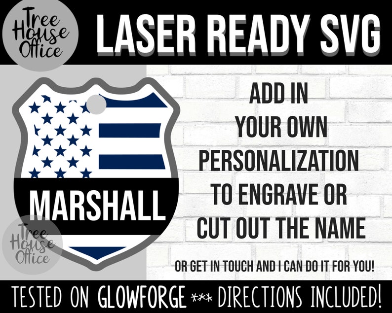 Pu&ograve; includere: Un design di bandiera americana blu e bianca su una forma a scudo con il nome "MARSHALL" stampato sotto. Il testo "LASER READY SVG" &egrave; nella parte superiore dell'immagine. Il testo "ADD IN YOUR OWN PERSONALIZATION TO ENGRAVE OR CUT OUT THE NAME" &egrave; sul lato destro dell'immagine. Il testo "TESTED ON GLOWFORGE *** DIRECTIONS INCLUDED!" &egrave; nella parte inferiore dell'immagine.