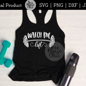 Puede incluir: Camiseta de tirantes negra con texto blanco que dice "Watch Me Lift" con un gr&aacute;fico de barra. El texto est&aacute; en una fuente manuscrita.