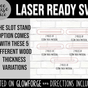 Pu&ograve; includere: Un design grafico per un supporto a fessura tagliato al laser con cinque diverse opzioni di spessore del legno, che vanno da 0,10 pollici a 0,20 pollici. La grafica include il testo "LASER READY SVG" e "TESTED ON GLOWFORGE *** DIRECTIONS INCLUDED!"