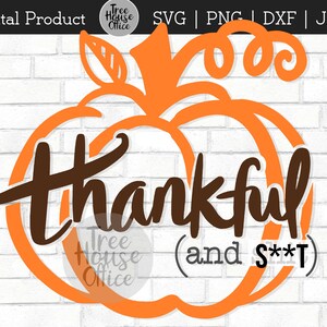 Puede incluir: Contorno de calabaza naranja con la palabra "thankful" en texto marrón en el interior. El texto "(and S**T)" también está dentro del contorno de la calabaza en texto negro.