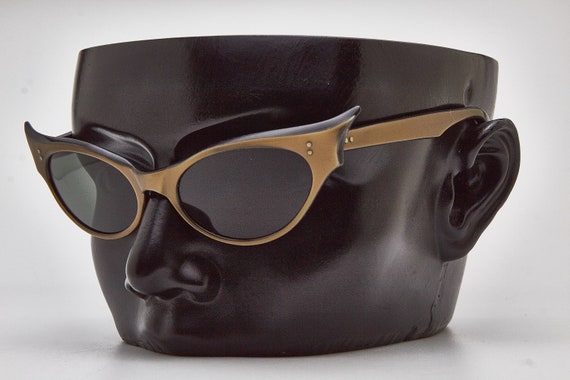 Vintage Sunglasses 1960s Retro Gold/Black cat eye… - image 6