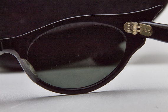 Vintage Sunglasses 1960s Retro Gold/Black cat eye… - image 10