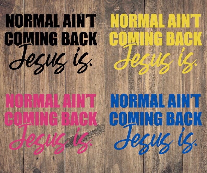 Puede incluir: Cuatro letreros con el texto "NORMAL AIN'T COMING BACK Jesus is." en fuentes negras, amarillas, rosas y azules. Los letreros est&aacute;n colocados sobre un fondo de madera.