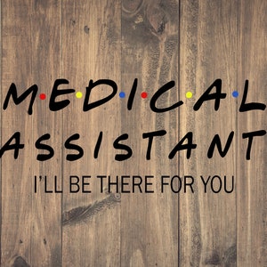 Op de afbeelding: Een houten achtergrond met de tekst "MEDICAL ASSISTANT I'LL BE THERE FOR YOU" in zwarte letters met kleurrijke stippen tussen de letters in het woord "MEDICAL".