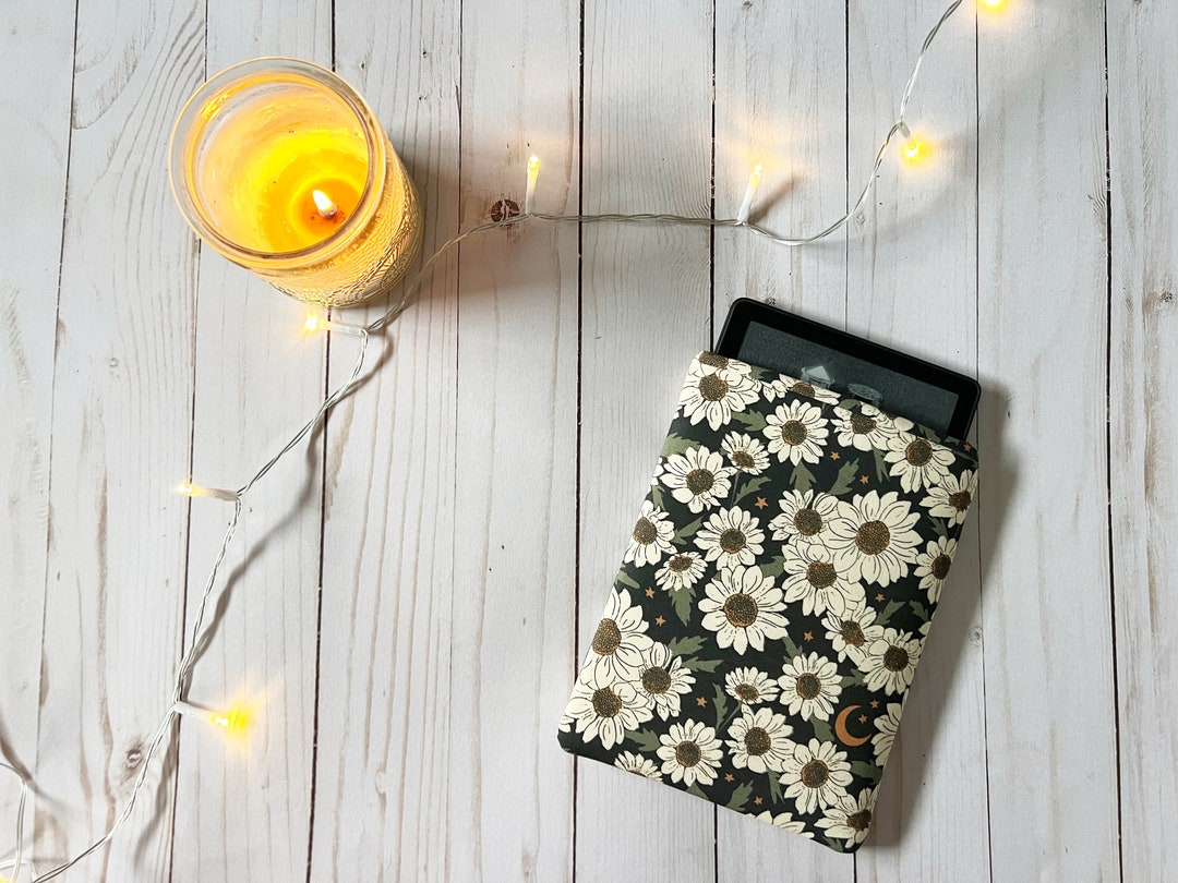 Midnight Daisy Padded Kindle Paperwhite Sleeve | Kindle Oasis Sleeve ...