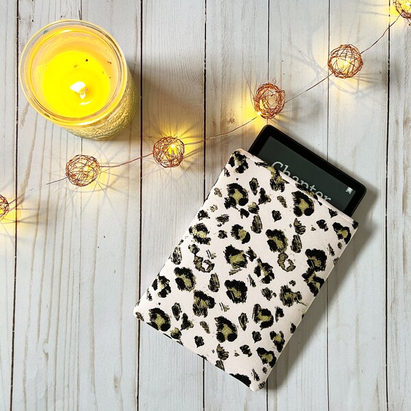 Roze gewatteerde Kindle Paperwhite-hoes met luipaardprint | Kindle Oasis-hoes | E-readerhoes | Kindle-cover | Boekachtig cadeau