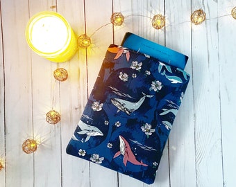 Wale auf See | Gepolsterte Buchhülle | Buchhalter | Buchhülle | Buch Schutz | Bücherwurm | Geschenk