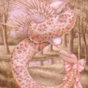 Peut inclure: Un serpent rose et blanc avec un motif floral et un nœud rose. Le serpent est enroulé autour d'un oiseau blanc avec un motif floral rose et blanc.