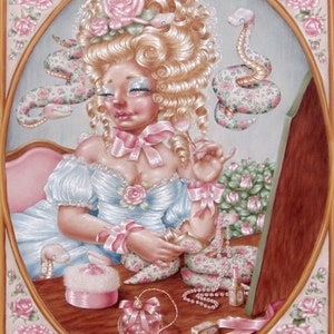 Pode incluir: Uma jovem com cabelo loiro penteado em uma peruca grande e elaborada, veste um vestido azul claro com detalhes rosa, sentada em frente a um espelho de penteadeira. Ela está cercada por rosas cor-de-rosa e cobras com padrões florais. Ela está segurando um pequeno pincel rosa e um frasco de perfume.