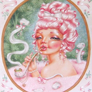 Pode incluir: Uma mulher com cabelo rosa e um laço branco no cabelo está sentada em uma moldura oval rosa e branca. Ela está segurando um cachimbo de onde sai uma cobra branca. Há cobras brancas e laços rosas ao redor dela.