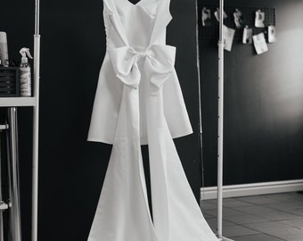 Weißes MIDI-Brautkleid mit Schleife. schulterfreies kurzes Hochzeitskleid. Hochzeitsgastkleid. kurzes Hochzeitskleid. Strandhochzeitskleid