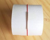 Bracelet cordon rouge minimaliste intemporel avec perles et élément en plaqué or