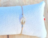 Cordon beige avec scarabée en cristal de Swarovski et perles en argent massif