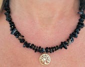 Collier en perles naturelles Agate noire, perles en plaqué or et pendentif porte-bohneur arbre de vie en acier inoxydable doré