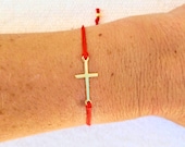Bracelet cordon rouge macramé ajustable avec croix et perles plaqué or, bijou chic et spirituel, cadeau religieux communion baptême
