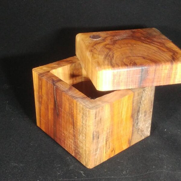 Cubic hickory box