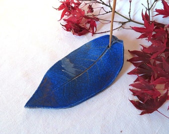 Porta incienso de cerámica Raku con forma de hoja azul, bandeja de cerámica hecha a mano en Italia, quemador de cerámica rústico estilo wabi sabi, regalo único para hime y her, bandeja inspirada en la naturaleza.