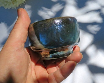 Yunomi Wabi Sabi Teetasse, künstlerische blaugoldene Raku-Keramik-Teeschale, italienischer handgefertigter Keramikladen, einzigartige brutalistische Tasse, schwarzes Geschenk für Männer