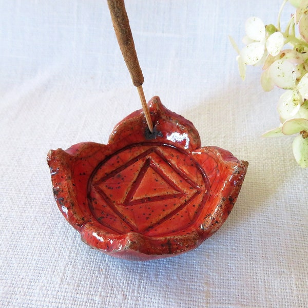 Red first chakra Raku pottery incense holder, Italy handmade ceramic burner, Muladhara sacred geometry, meditation, altar item, unique gift
