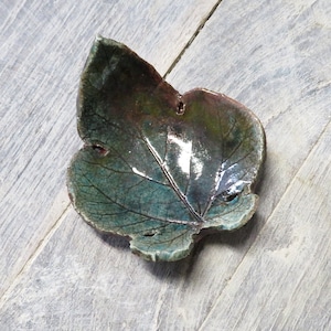 Hoja de cerámica Raku hecha a mano, bandeja decorativa de arcilla con forma de hoja, adorno de cerámica italiana para el hogar, regalo único para él y para ella, decoración rústica para amantes de la naturaleza.