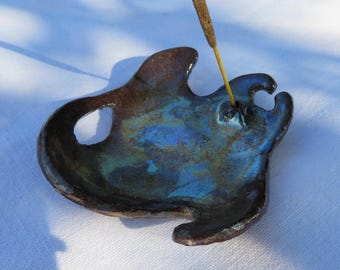 Porta incenso di ceramica fatta a mano, brucia incenso manta nera, bruciatore incenso argilla, animale totem, regalo unico per lui lei donna
