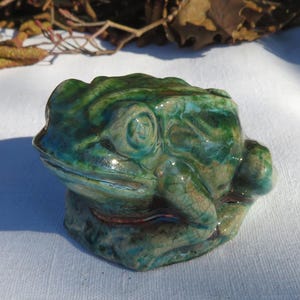 Handmade toad clay figurine, green Raku ceramic frog statuette, unique gift for toad lover, Italy pottery animal Art shop, rustic home decor
