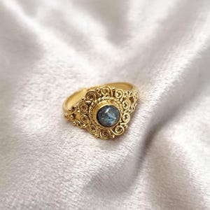 Anel de labradorita de latão feito à mão, anel ajustável com pedras preciosas, anel boho, joias de cristal estilo vintage, anel de cristal boho