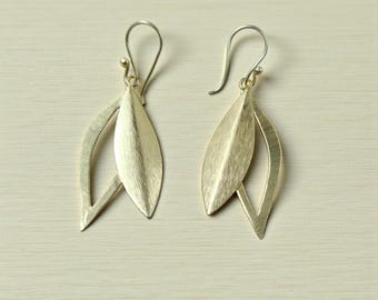 Vergoldete Messing Blatt Ohrringe, Minimalistische Natur inspirierte Baumeln Ohrringe, Moderne Botanische Gold Ohrringe, Leichter Handgefertigter Schmuck