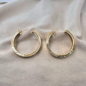 Geometrische Messing Creolen, geschnitzte strukturierte Creolen, vergoldete Ohrringe, halbe Creolen, mutige minimalistische Ohrringe, moderner Boho Schmuck