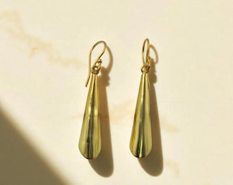 Pendientes colgantes de latón chapado en oro, pendientes minimalistas en forma de lágrima, pendientes modernos colgantes, pendientes dorados ligeros, joyería llamativa para el día a día.