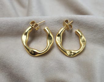 Brincos de argola em latão banhado a ouro, argolas texturizadas em tom orgânico dourado, presente para mulheres.
