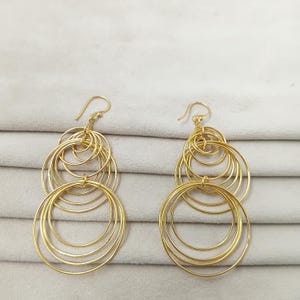 Stora örhängen med flera cirklar, Statement-smycken i förgylld mässing, sammankopplade ringdesign, lätta örhängen, bröllopssmycken