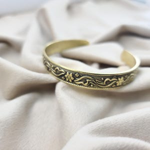 Blommigt mässingsarmband, förgyllt armband i vintagestil, handgjorda bohemiska smycken, botanisk graverad manschett, handgjord armband, present till henne