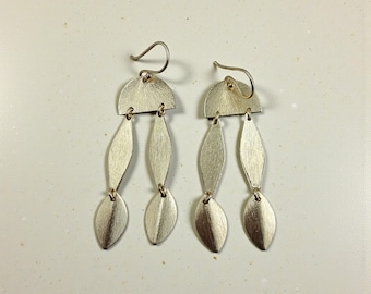 Geometrische vergoldete Messing Ohrringe, Minimalist Statement Ohrringe, moderne Hängeohrringe, handgemachter Handwerker Schmuck, Geschenk für sie