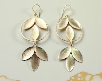 Vergoldete Messing Blatt Ohrringe, Botanische Ohrringe, Minimalistische Gold Ohrringe, moderne Natur inspiriert Schmuck, Geschenk für sie