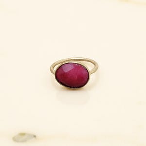Pierścionek z fasetowanym rubinem i korundem, pozłacany, ręcznie robiony pierścionek z kamieniem szlachetnym, pierścionek z naturalnym czerwonym kryształem, prezent z okazji urodzin października