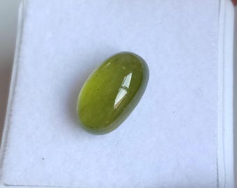 Gema de turmalina verde menta: cabochão oval facetado de 3,30 ct