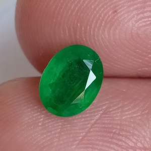 鮮やかなグリーンエメラルドオーバル、7.7 x 6 mmのザンビア産ムゾグリーンエメラルドルース、0.90カラットの最高品質エメラルドオーバル、ギフト用エメラルド