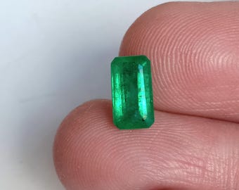 Smeraldo ottagonale verde brillante dello Zambia: gemma naturale da 1,30 carati
