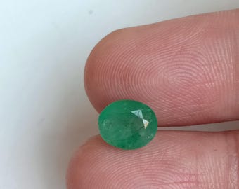 Smeraldo naturale ovale, sfuso, per la creazione di gioielli.