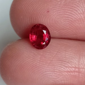 Naturlig röd spinell: 0,70 karat oval ädelsten, Moçambique