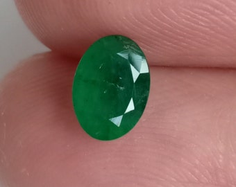 Oval Emerald: Natural Green Zambian Gemstone, 0.95 Carats (7.3 x 7.3 mm)