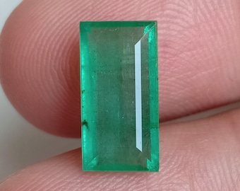 Baguete de Esmeralda Natural da Zâmbia: Gema Verde (12,53x6,4x3,6 mm)