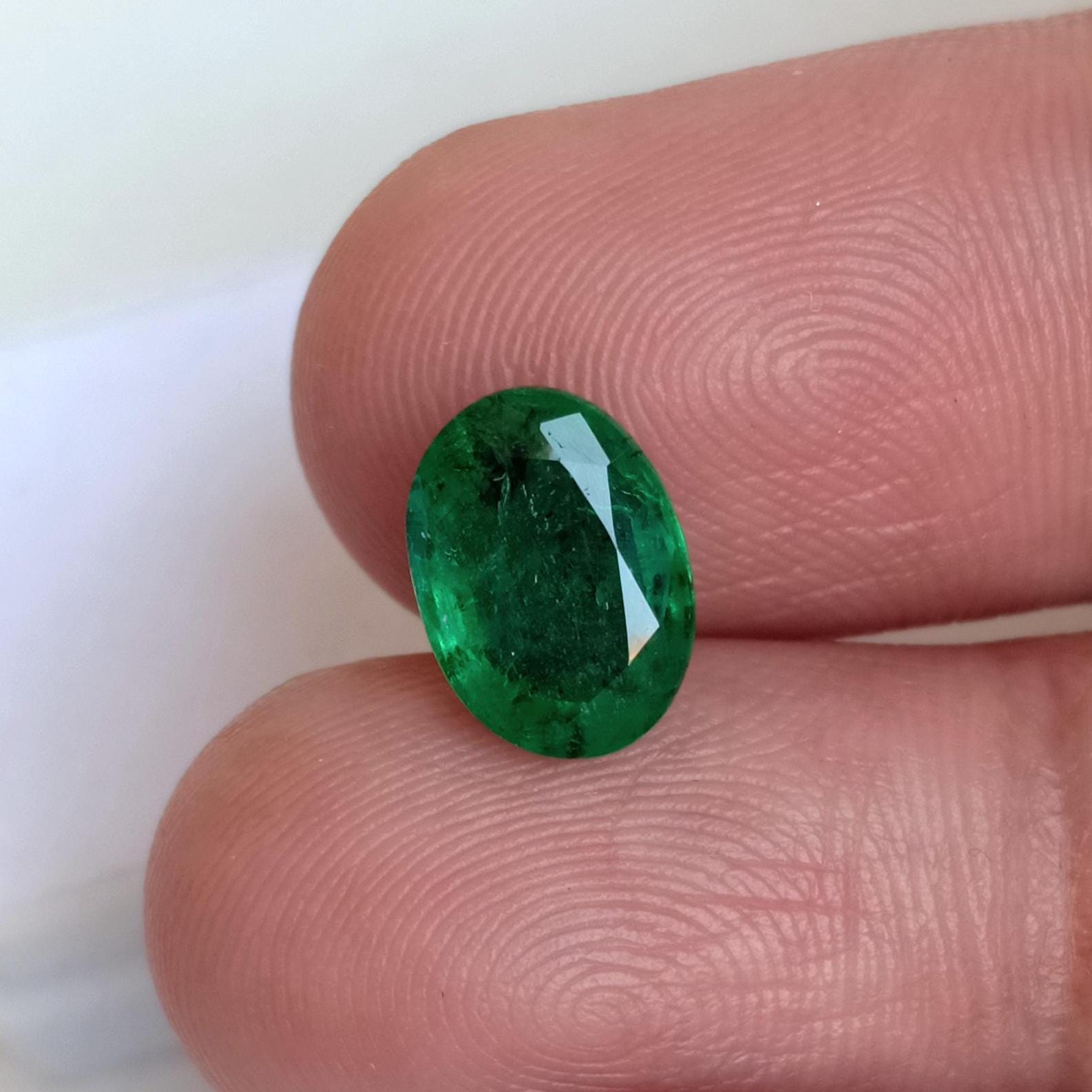 ザンビア産オーバルエメラルド宝石、ダークグリーン、2.58カラット 