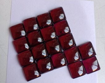 Lot de grenats rhodolites : 19 pierres précieuses carrées, 61,50 cts